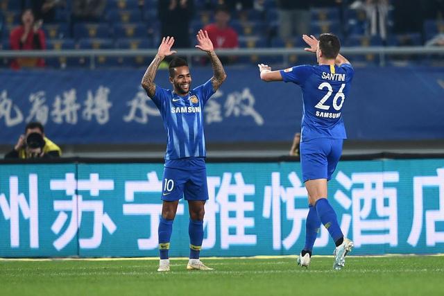 娱乐圈哀讯频传：64岁演员去世，何赛飞坚持带伤演出
